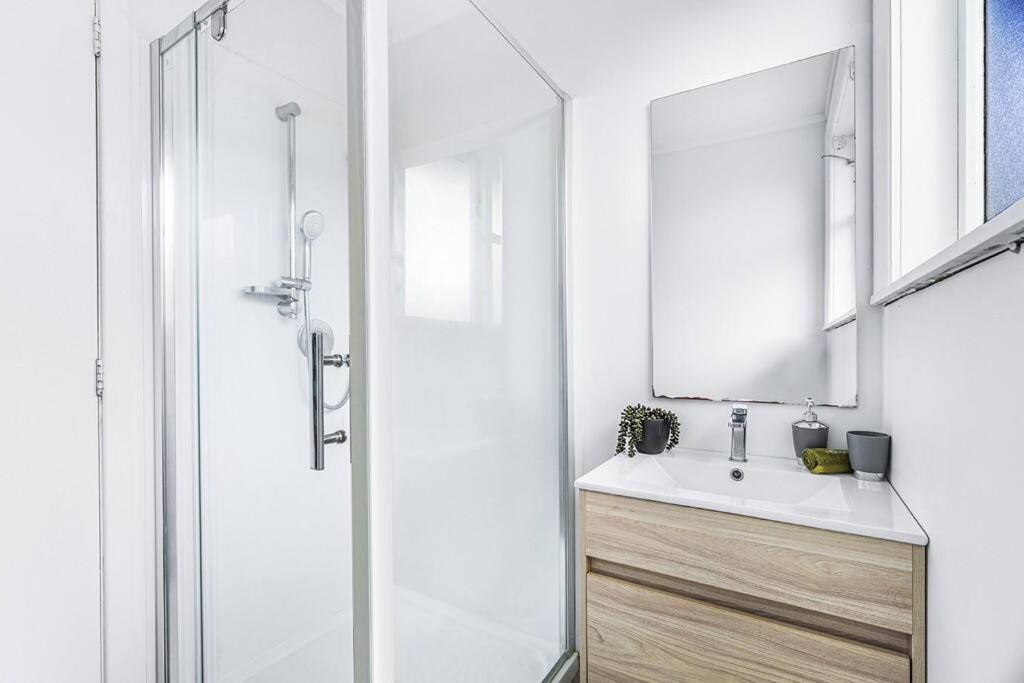 3-Bedroom House-Big Yard- Netflix Hamilton Exteriör bild